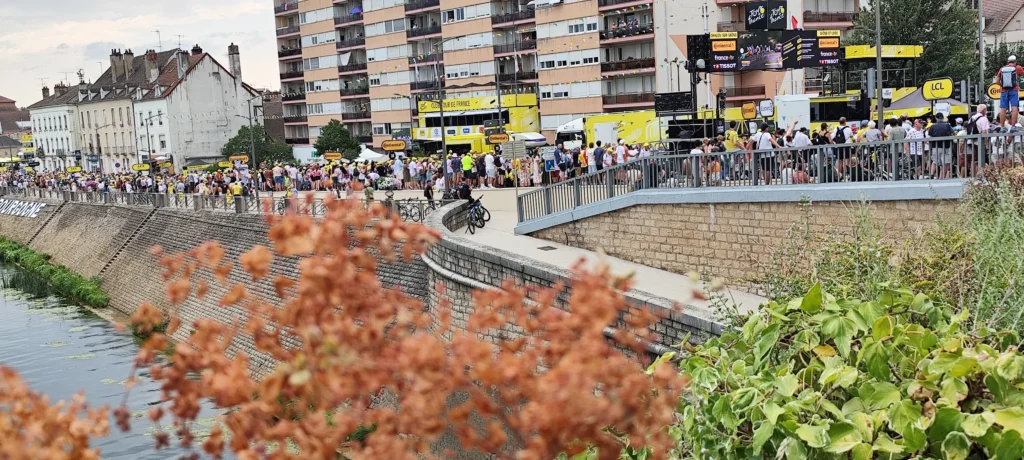 La foule sur les quais de Saône à Chalon-Sur-Saône lors de l'arrivée du Tour de France 2026